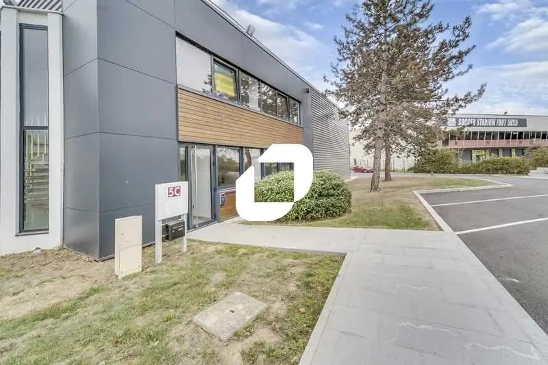 Local d’activités dans Sainte-Geneviève-des-Bois à louer - Photo de l’immeuble – Image 2 sur 9