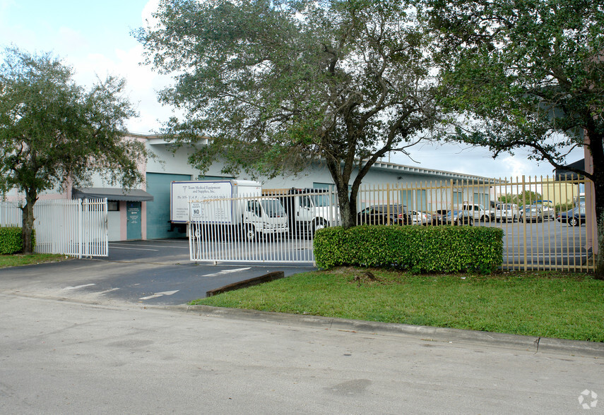 13081 NW 43rd Ave, Opa Locka, FL à louer - Photo de l’immeuble – Image 3 sur 11