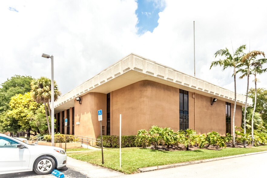 9555 N Kendall Dr, Miami, FL à louer - Photo de l’immeuble – Image 2 sur 6