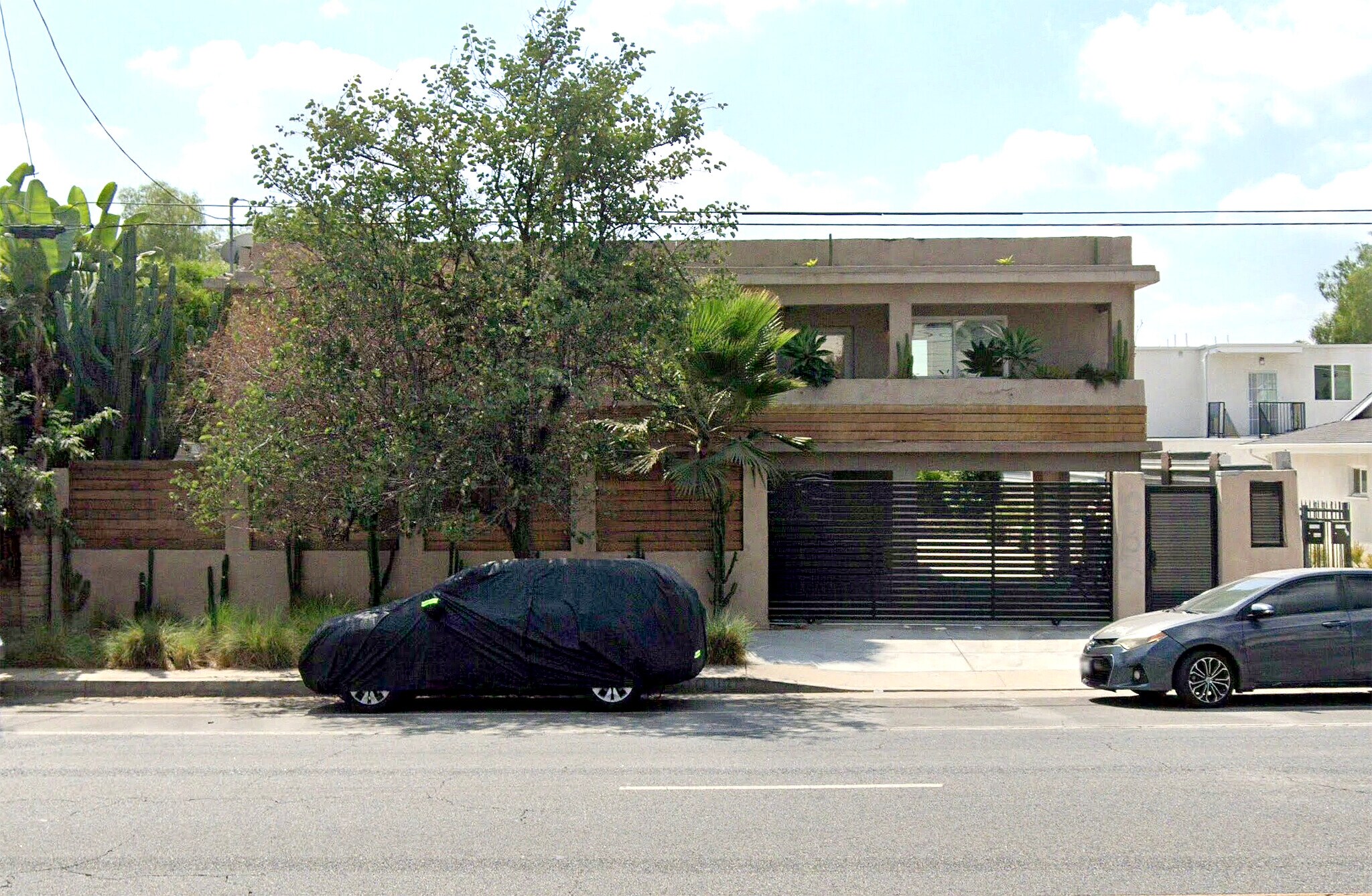 11121 Glenoaks Blvd, Pacoima, CA à louer Photo de l’immeuble– Image 1 sur 16