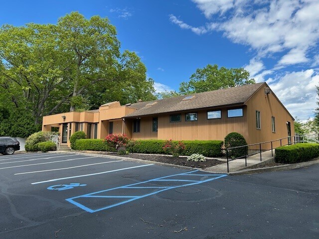 335 Terry Rd, Smithtown, NY à louer - Photo de l’immeuble – Image 1 sur 8