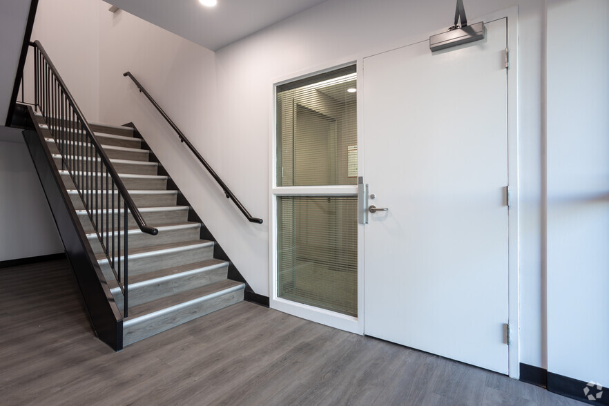 3880-3908 29 St NE, Calgary, AB à louer - Photo intérieure – Image 2 sur 9