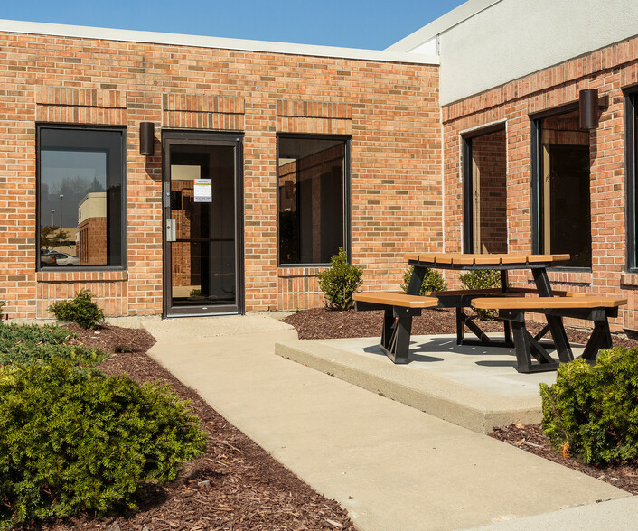 3205 N Wilke Rd, Arlington Heights, IL à louer - Photo de l’immeuble – Image 2 sur 7