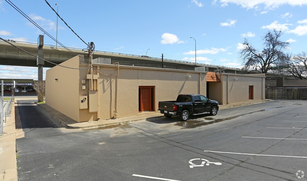 8300 Research Blvd, Austin, TX à louer - Photo de l’immeuble – Image 3 sur 33
