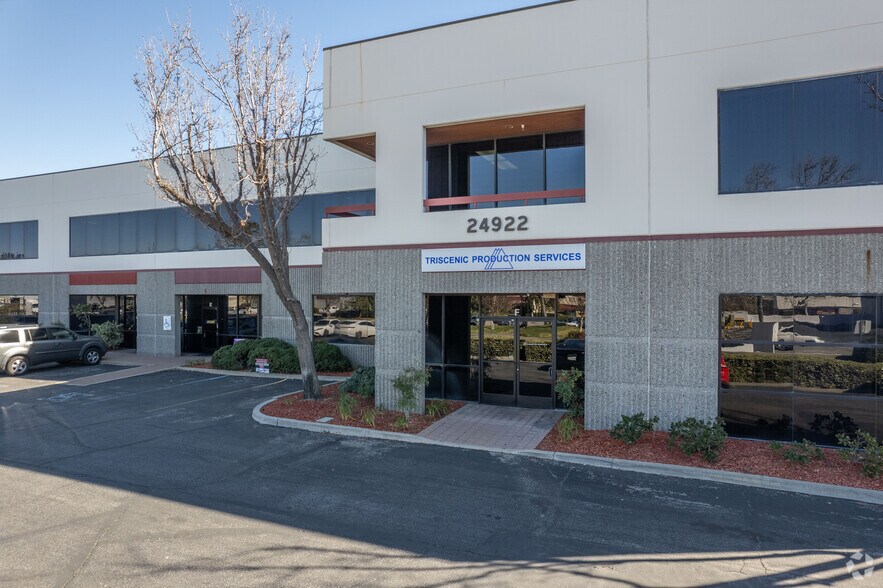 24922 Anza Dr, Valencia, CA à louer - Photo de l’immeuble – Image 2 sur 12