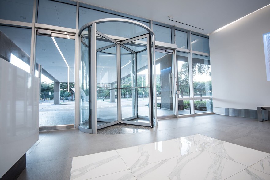 122 W John Carpenter Fwy, Irving, TX à louer - Hall d’entrée – Image 3 sur 16