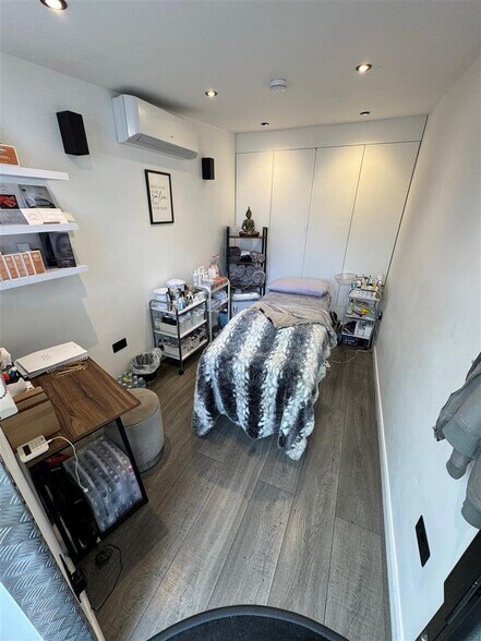 92A Forest Rd, Loughton à louer - Photo de l’immeuble – Image 3 sur 5