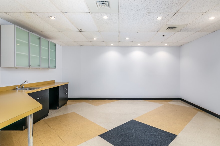 50 Rue Saint-Charles O, Longueuil, QC à louer - Photo intérieure – Image 2 sur 20