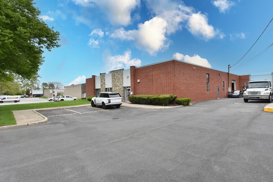 1565 Ocean Ave, Bohemia, NY à vendre - Photo de l’immeuble – Image 3 sur 25
