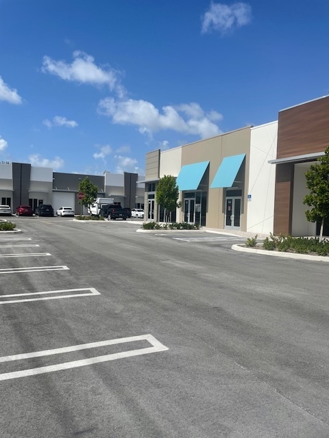 10890 NW 17th St, Doral, FL 33172 - Lot 129 - - Photo intérieure - Image 2 of 2