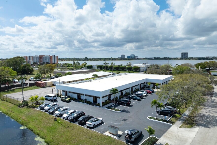 2620 N Australian Ave, West Palm Beach, FL à louer - Photo de l’immeuble – Image 1 sur 7