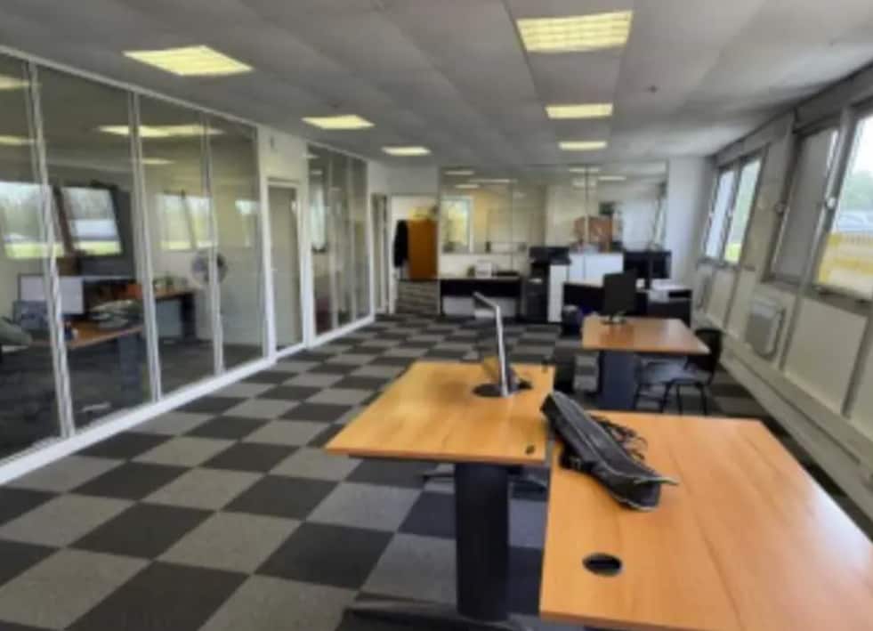 Industriel/Logistique dans Villejust à louer Photo intérieure– Image 1 sur 2