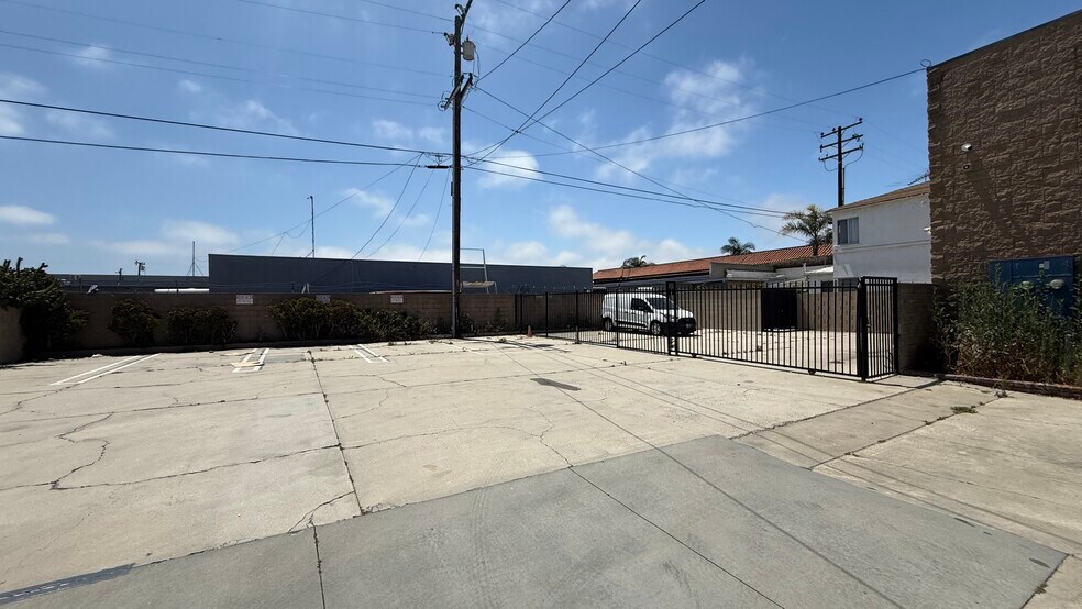 2136 Newport Blvd, Costa Mesa, CA à louer - Photo de l’immeuble – Image 2 sur 15