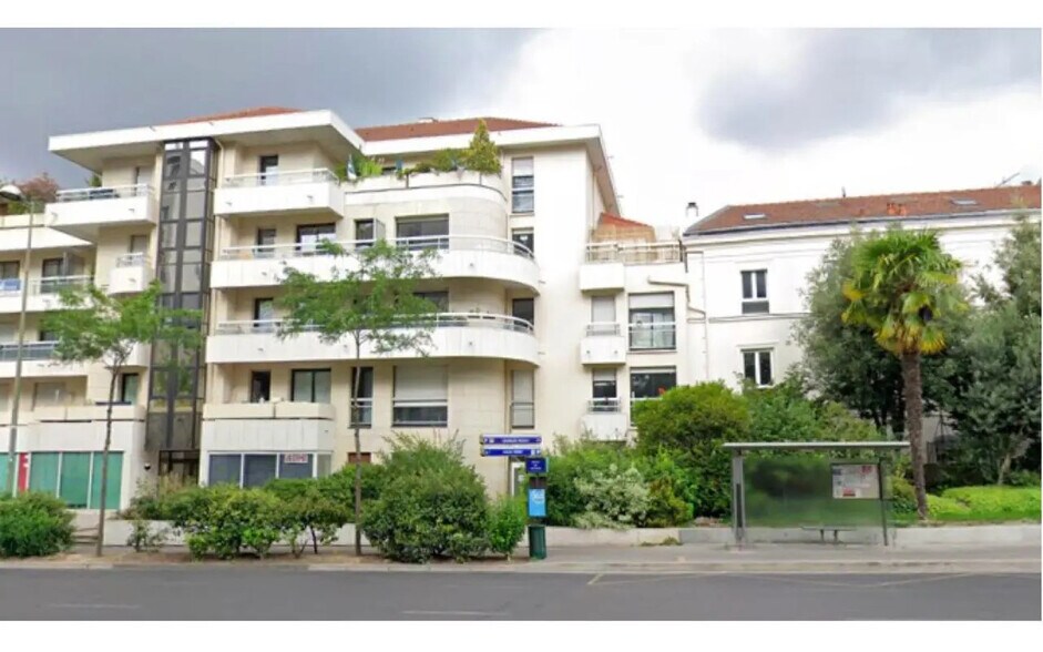 Local commercial dans Suresnes à louer - Photo de l’immeuble – Image 1 sur 5