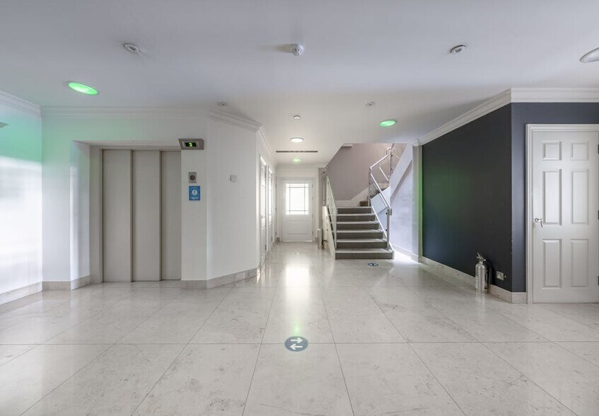 76 Crown Rd, Twickenham à louer - Photo de l’immeuble – Image 2 sur 8