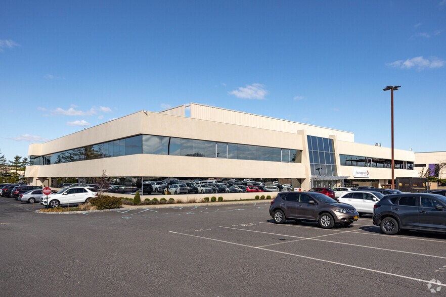 70 Charles Lindbergh Blvd, Uniondale, NY à vendre - Photo de l’immeuble – Image 3 sur 7