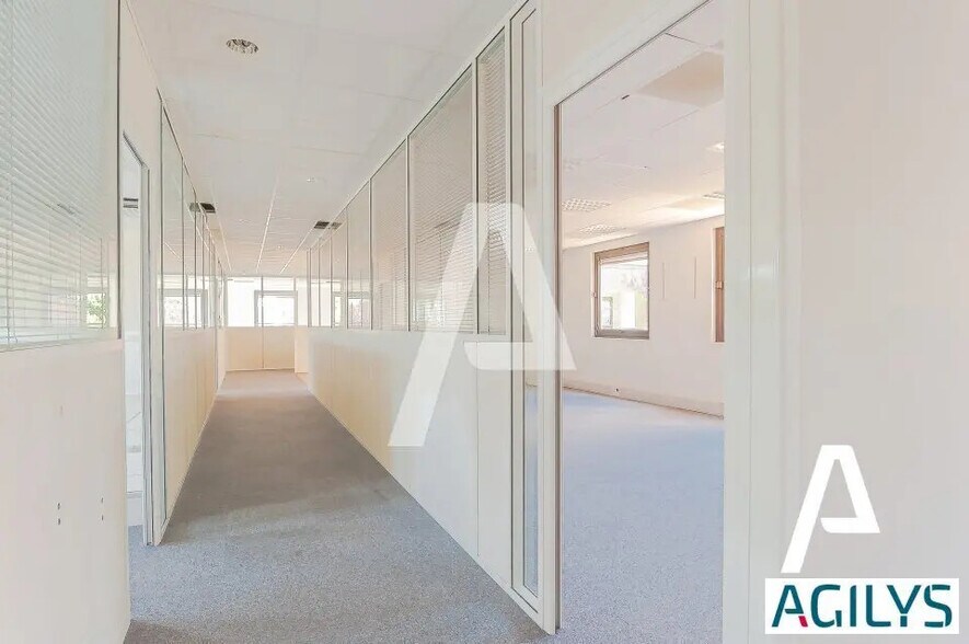 Local d’activités dans à louer - Photo de l’immeuble – Image 3 sur 7