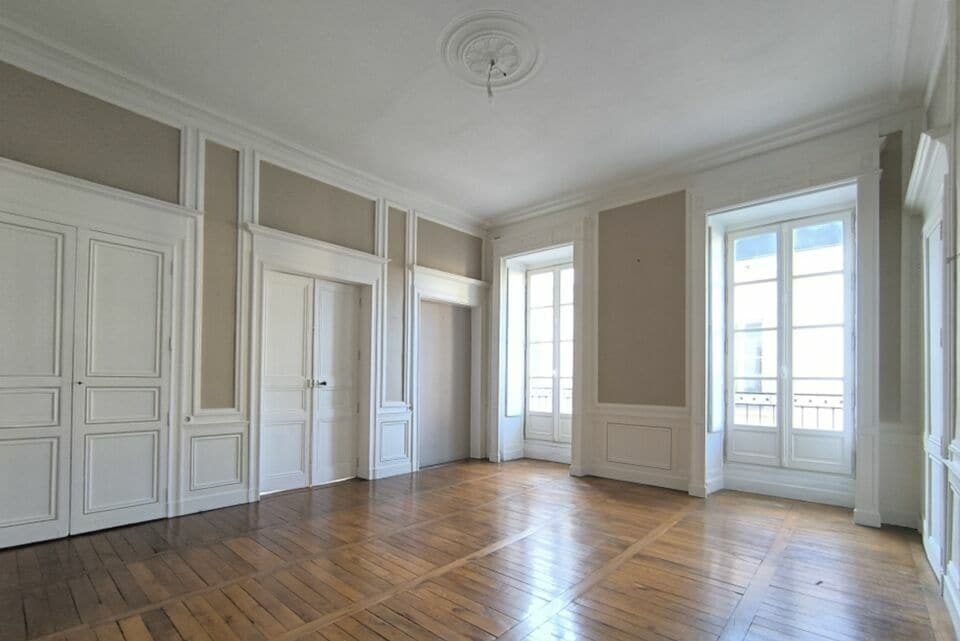 13 Rue Du Quatre Septembre, Paris à louer Photo de l’immeuble– Image 1 sur 6