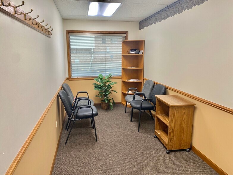 1216 N Seminary Ave, Woodstock, IL à louer - Photo intérieure – Image 2 sur 9