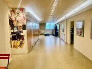 Un espace intérieur lumineux et moderne, parfait pour la créativité.