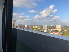 2100 Ponce De Leon Blvd, Coral Gables, FL à louer Photo intérieure– Image 2 sur 9