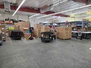 16141 Leadwell St, Van Nuys, CA à louer Photo intérieure– Image 2 sur 3