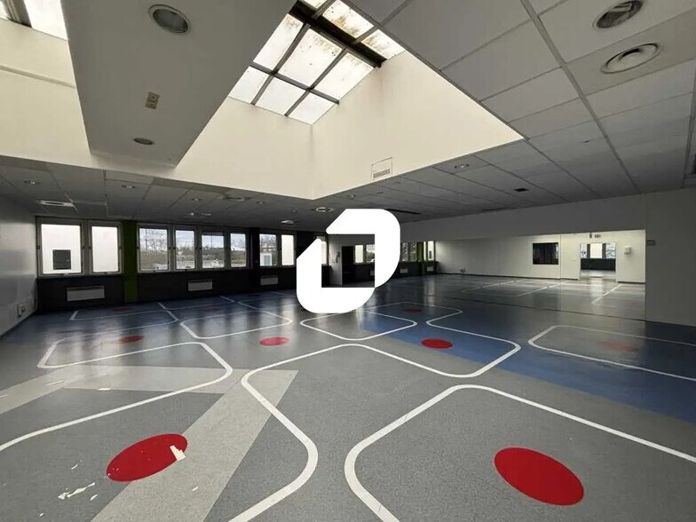 Bureau dans Évry-Courcouronnes à louer - Photo de l’immeuble – Image 3 sur 12