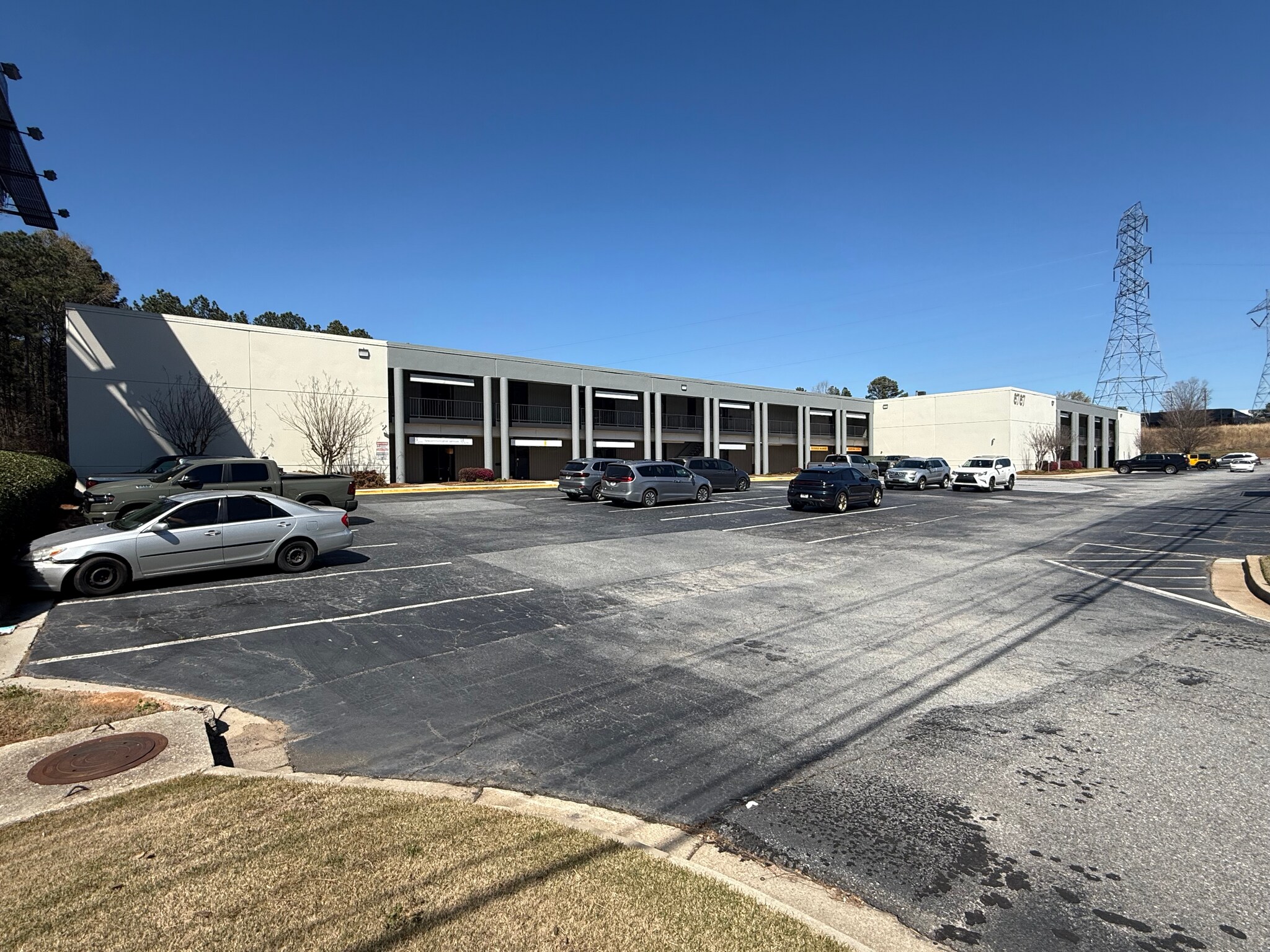6767 Peachtree Industrial Blvd, Norcross, GA à louer Photo principale– Image 1 sur 12