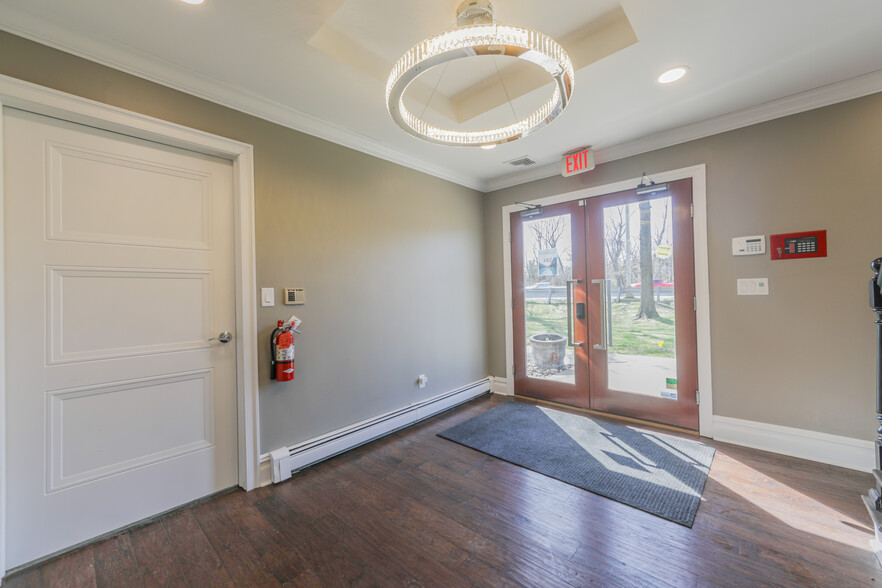 584 State Rt 17, Ridgewood, NJ à louer - Hall d’entrée – Image 3 sur 3