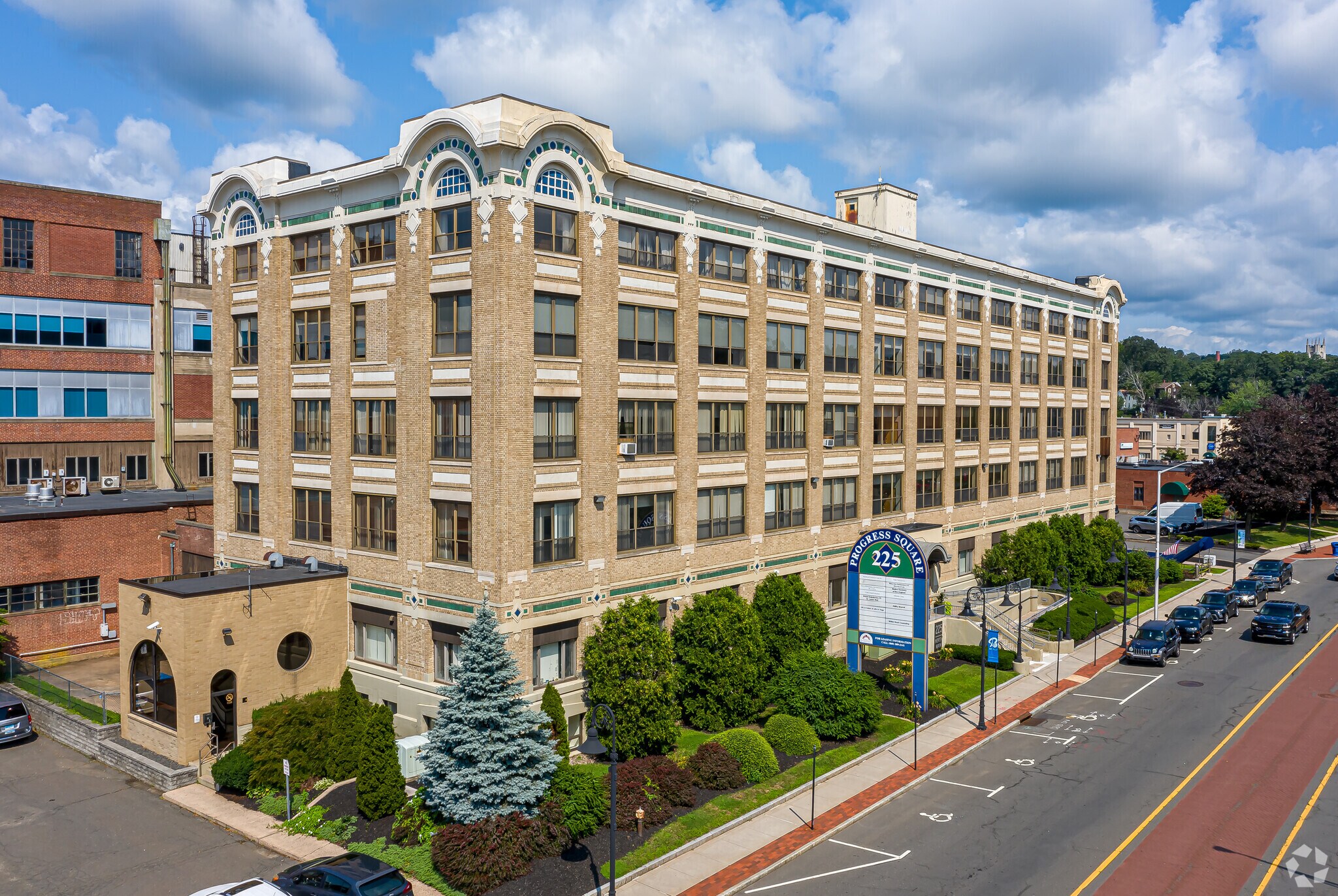 225 N Main St, Bristol, CT à louer Photo principale– Image 1 sur 12