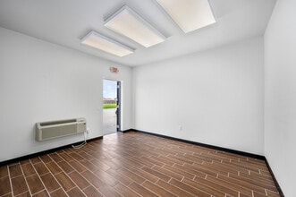 5517 Fm 2004 Rd, Hitchcock, TX à louer Photo intérieure– Image 1 sur 4