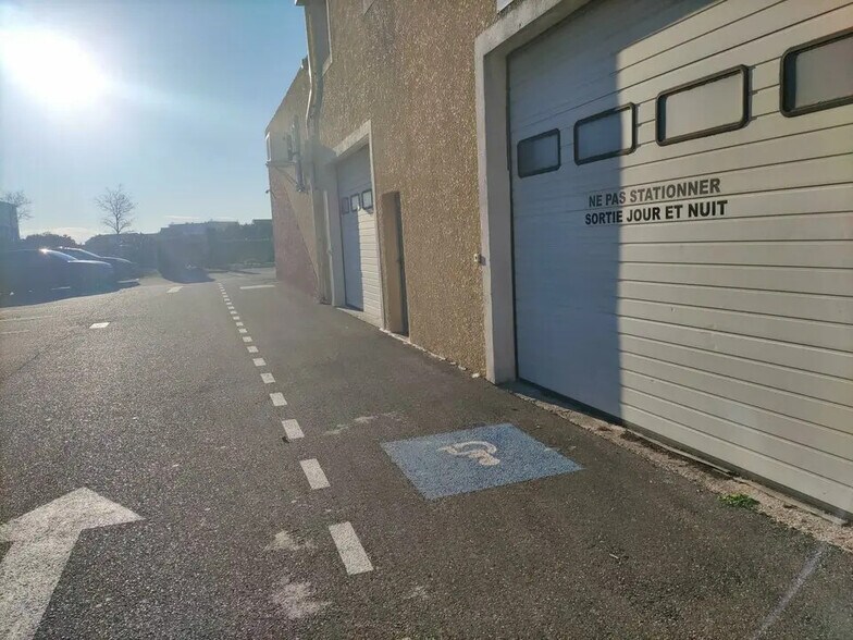 Local d'activités dans Istres à vendre - Photo de l’immeuble – Image 2 sur 4