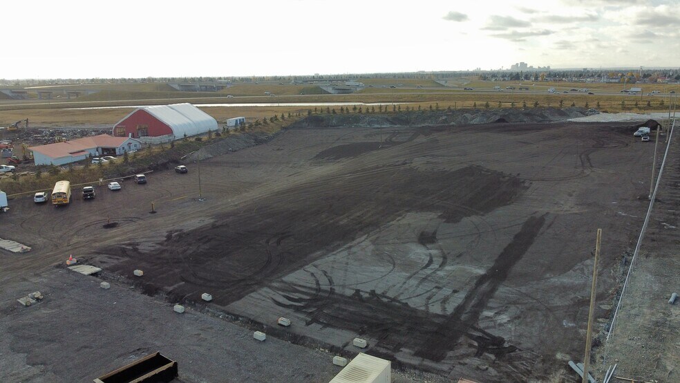 1919 84 St NE, Calgary, AB à louer - Photo de l’immeuble – Image 3 sur 9
