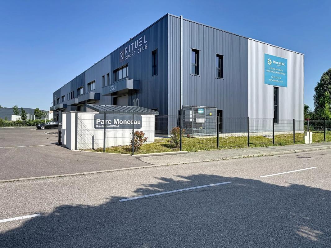 Local commercial dans Bourgoin-Jallieu à louer Photo de l’immeuble– Image 1 sur 13