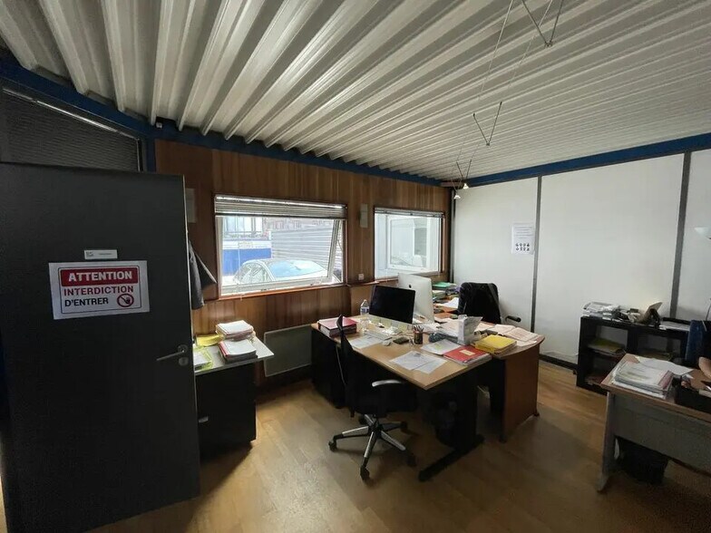 Local d’activités dans La Courneuve à louer - Photo de l’immeuble – Image 3 sur 9