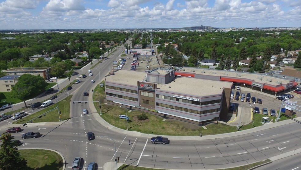 11808 St. Albert Trail NW, Edmonton, AB à louer - Photo de l’immeuble – Image 2 sur 11