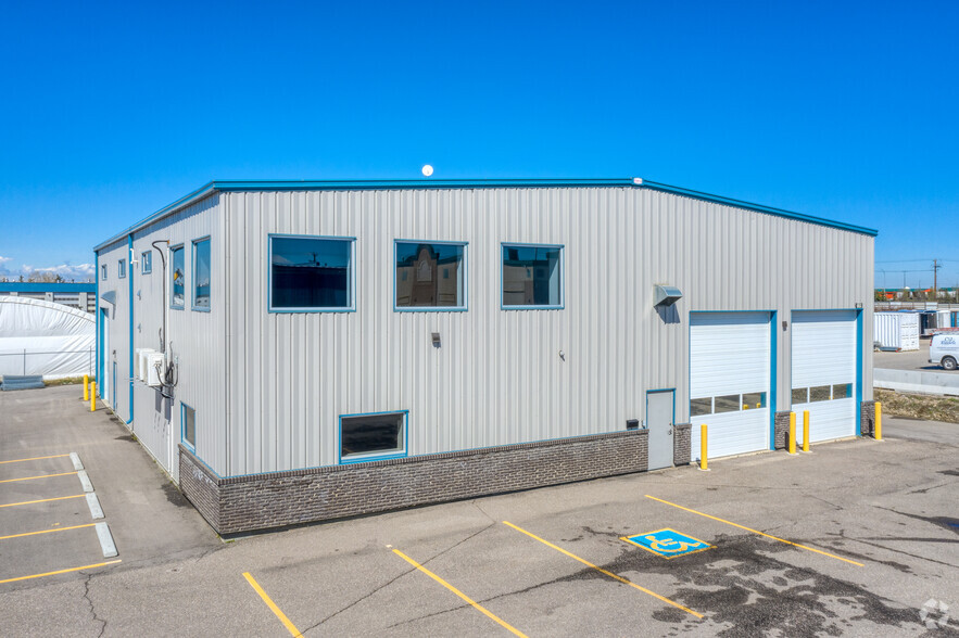 145 East Lake Blvd NE, Airdrie, AB à louer - Photo principale – Image 1 sur 11