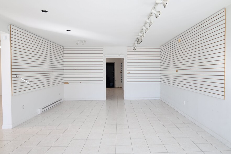 3525-3539 E Hastings St, Vancouver, BC à louer - Photo de l’immeuble – Image 2 sur 9