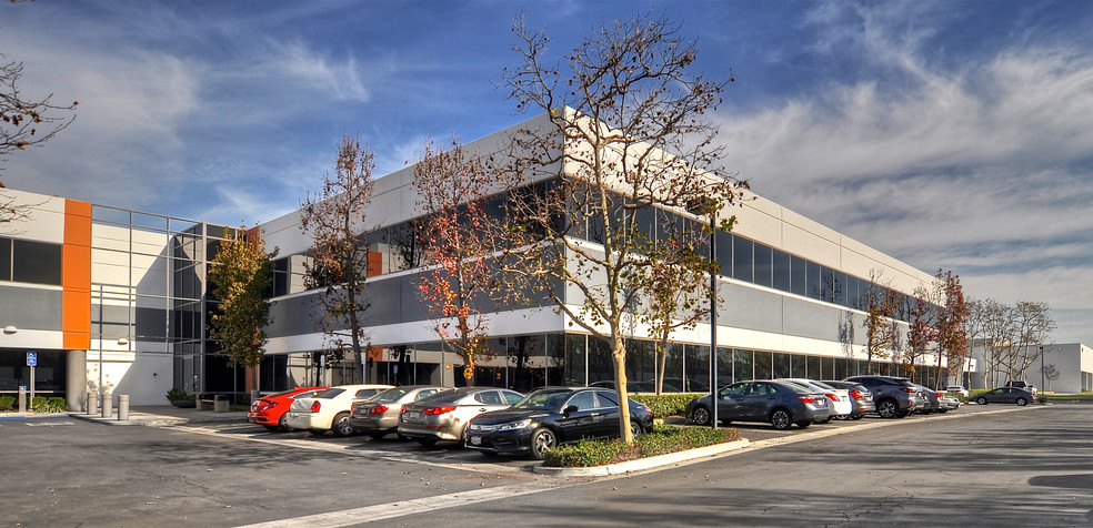 7001 Village Dr, Buena Park, CA à louer - Photo de l’immeuble – Image 2 sur 10
