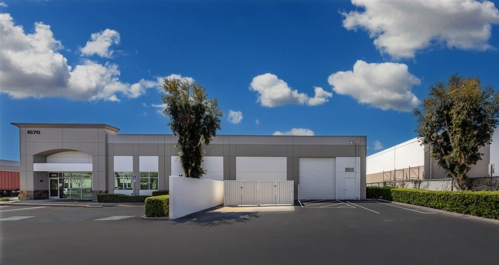 1670 S Grove Ave, Ontario, CA à louer - Photo de l’immeuble – Image 3 sur 21