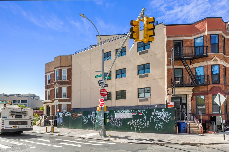 1075 West Farms Rd, Bronx, NY à vendre - Photo de l’immeuble – Image 2 sur 8