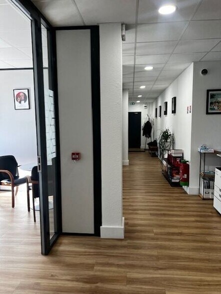 Bureau dans Sainte-Foy-lès-Lyon à vendre - Photo de l’immeuble – Image 2 sur 11