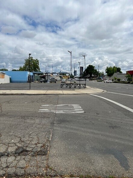 61 W 16th St, Merced, CA à vendre - Photo de l’immeuble – Image 2 sur 4
