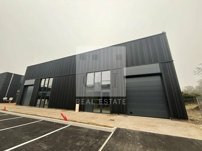 Plus de détails pour Local d'activités à louer