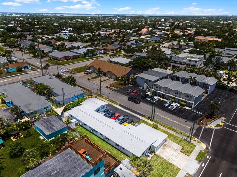 402 S Orlando Ave, Cocoa Beach, FL à vendre - Photo de l’immeuble – Image 3 sur 57
