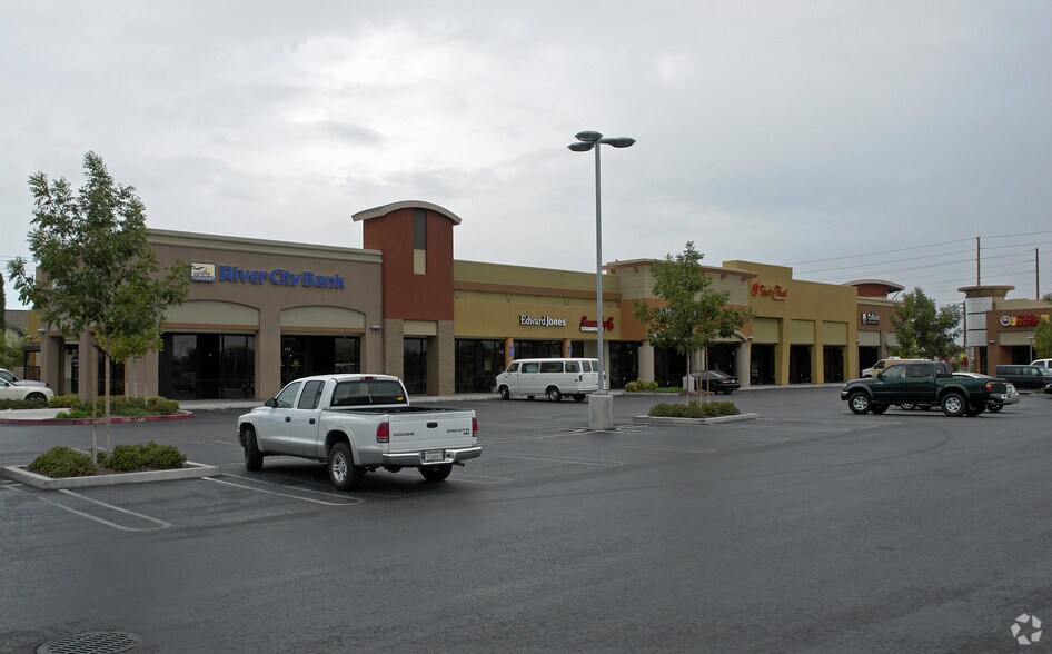 3020 Floyd Ave, Modesto, CA à louer - Photo de l’immeuble – Image 2 sur 11