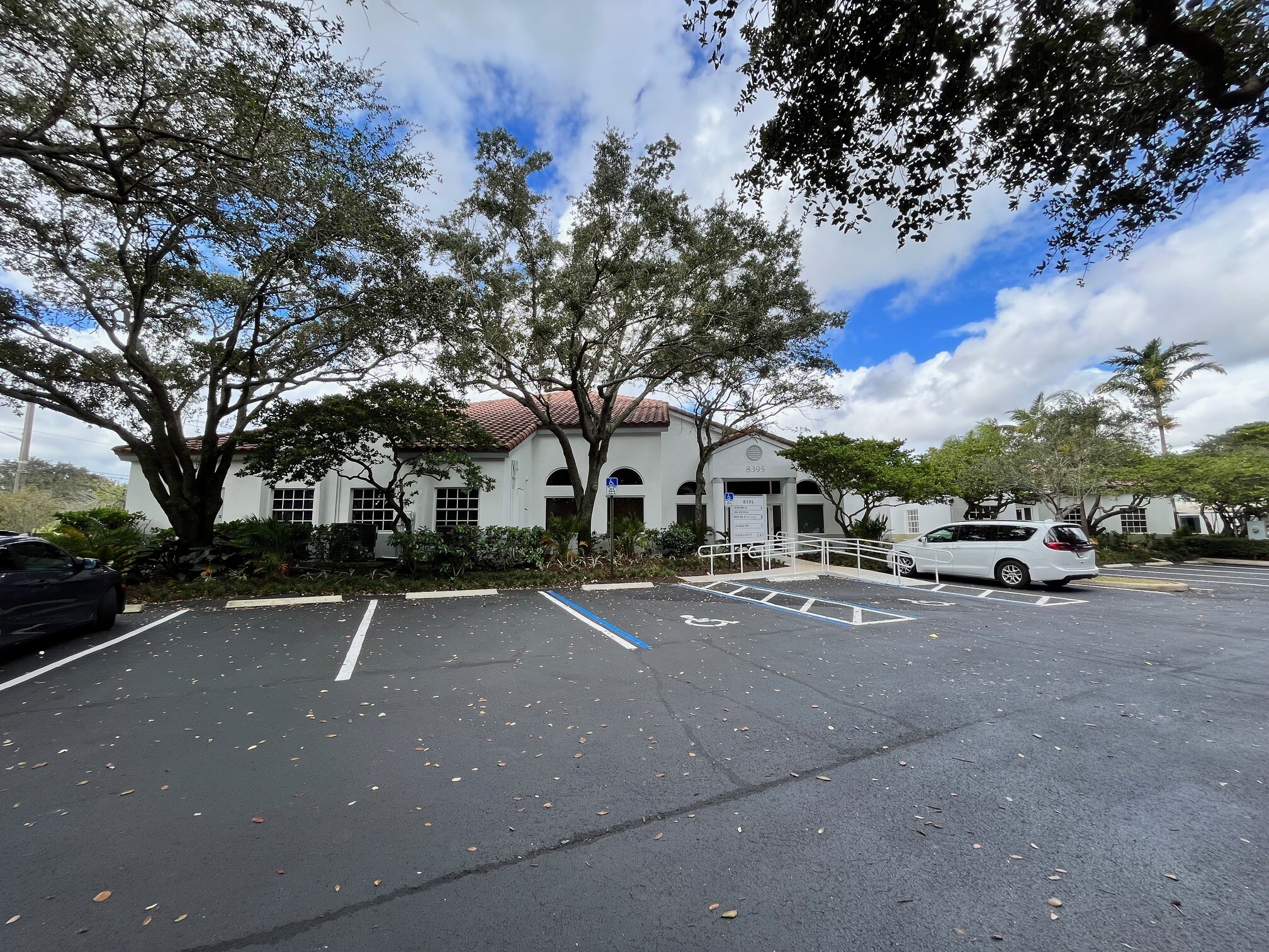 8391-8397 W Oakland Park Blvd, Sunrise, FL à louer Photo de l’immeuble– Image 1 sur 12