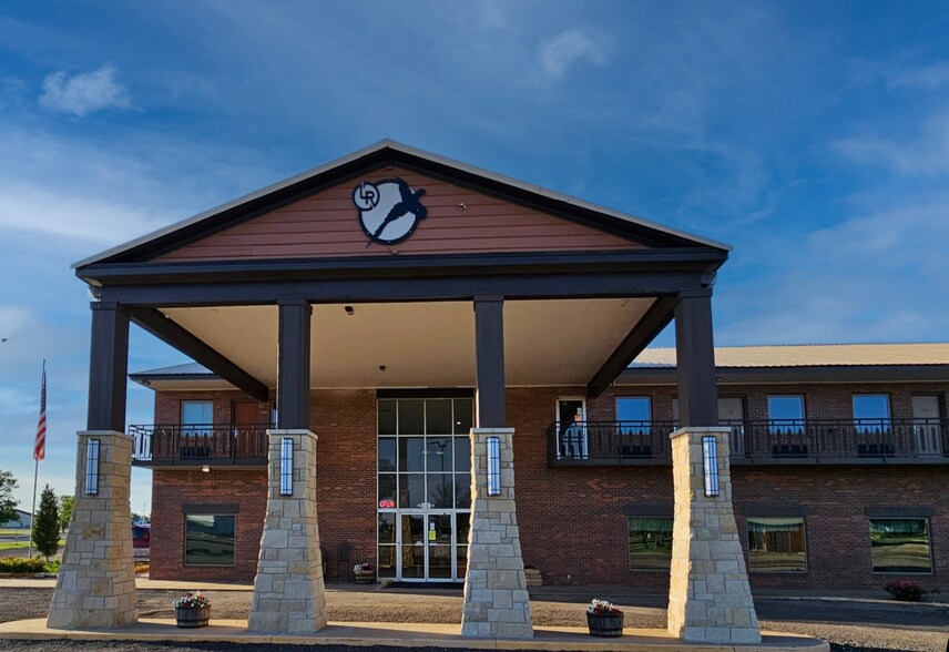 901 S Fossil St, Russell, KS à vendre - Photo de l’immeuble – Image 1 sur 6