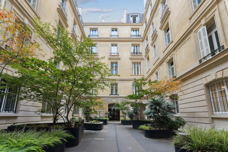 73 Boulevard Haussmann, Paris à louer - Photo de l’immeuble – Image 2 sur 26