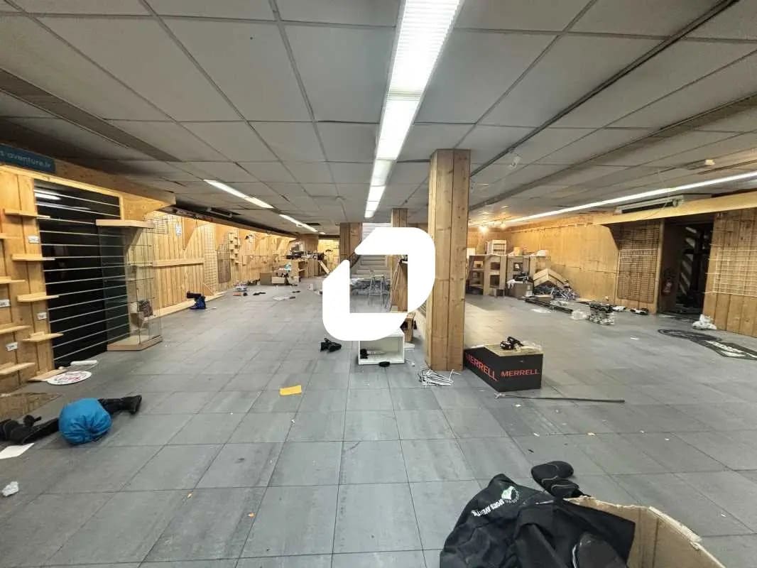 Local commercial dans Bordeaux à louer Photo de l’immeuble– Image 1 sur 11